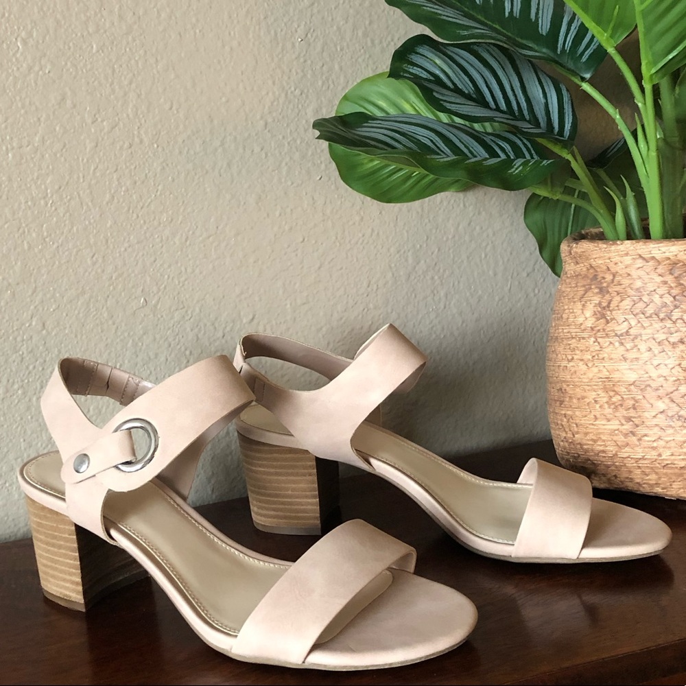 NWOT Bar III nude stacked heel size 10